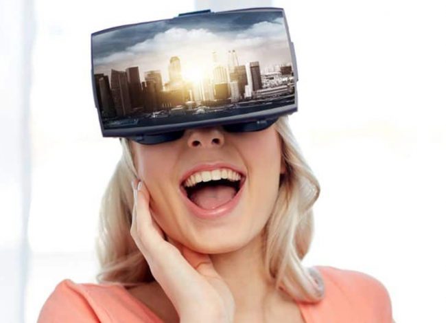 žena s brýlemi virtuální realita