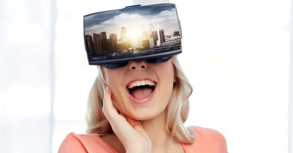 žena s brýlemi virtuální realita