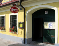 vchod do restaurace k pronájmu