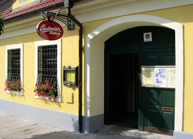 vchod do restaurace k pronájmu