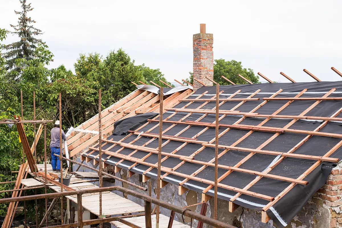 Rekonstrukce chalupy: Vyplatí se rekonstrukce svépomocí nebo je lepší vsadit na firmu? 3 renovace chaty